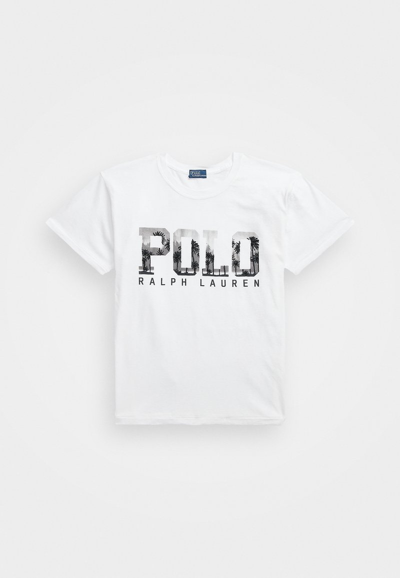 Valkoinen puuvillapaita, jossa on suuri "POLO" -grafiikka mustana ja harmaana, ja "RALPH LAUREN" pienemmällä tekstillä alla. Lyhyet hihat, pyöreä kaula-aukko.