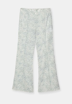 Φαρδιά παντελόνια σε ανοιχτό μπλε λουλουδάτο μοτίβο. Μαλακό ύφασμα με ομαλή υφή. Περιλαμβάνει φερμουάρ και ραφές στη ζώνη.