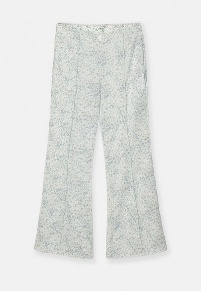 Flared pants in een lichtblauw bloemmotief. Zachte stof met een gladde textuur. Voorzien van een ritssluiting en stiksels op de tailleband.