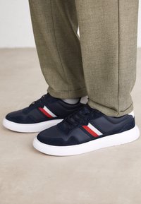 Tommy Hilfiger LIGHT CUP LTH MIX STRIPES - Sneakers basse - desert sky