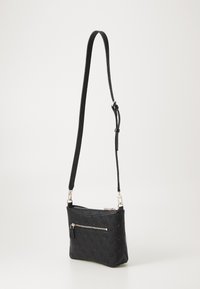 Borsa a tracolla in pelle nera con motivo embossato, tracolla regolabile e una tasca con zip sul davanti. Texture liscia, forma compatta.
