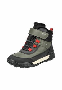 Botín de tobillo verde y negro con cuero texturizado, suela de goma, acentos rojos y una correa de velcro con un diseño de cordones para un ajuste seguro.