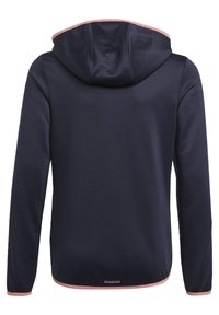 Chaqueta con capucha de color azul marino con textura suave, acentos rosas contrastantes a lo largo de la capucha y el dobladillo, mangas largas y etiqueta "AEROREADY" en la parte posterior.