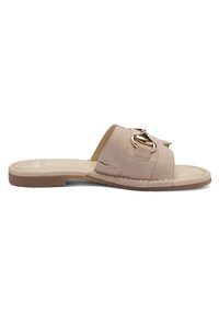 Beige flad slip-in sandal med bred rem, gyldent metal kædedetalje og polstret sål.