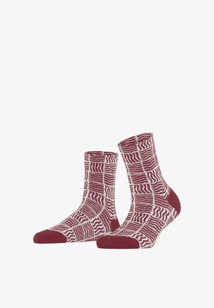 Een paar bordeauxrode enkelsokken met witte, abstracte golvende lijnpatronen die zijn gerangschikt in rechthoekige blokken.