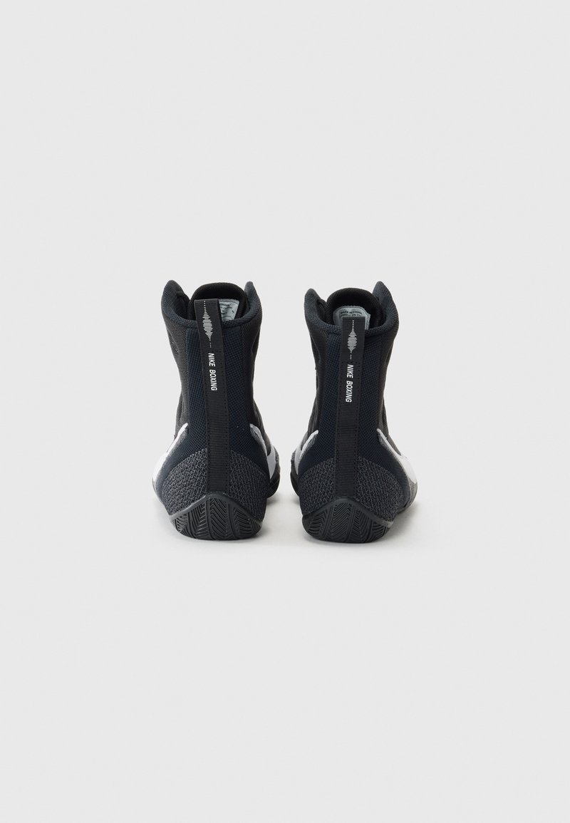 Schwarze High-Top-Sneaker mit Obermaterial aus strukturiertem Stoff, ausgestattet mit einer Zuglasche an der Rückseite und einer Gummisohle mit Rillenmuster.