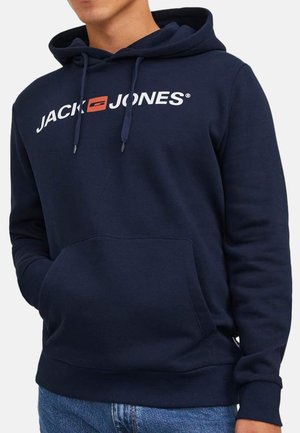 Navyblauwe katoenen hoodie met een voorklepzak, verstelbare trekkoordkap en wit "JACK & JONES" logo op de borst.