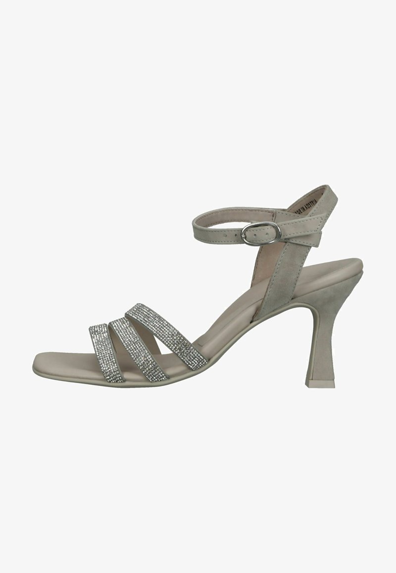 Beige Satin-Ankelriemen-Sandale mit drei glitzernden Silberbändern, einem schmalen Absatz und einem glatten, quadratischen Zehendesign.