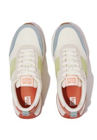 Zapatillas con una parte superior sintética blanca y acentos de gamuza en verde, azul y naranja. Presenta cordones redondos y una plantilla texturizada roja.