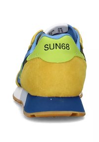 Sneaker multicolore con una tomaia in suede giallo, accenti in mesh blu, un tallone verde e una suola blu con una suola in gomma naturale. Testo "SUN68" sul tallone.