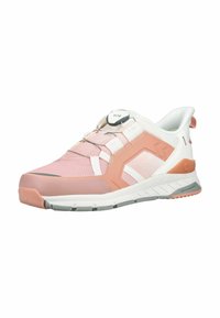 Chaussure de sport rose clair et blanche avec des accents orange, tige en mesh, et système de laçage BOA à cadran, montrée en angle latéral à trois quarts.