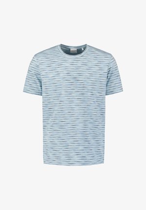 Korte mouw t-shirt in lichtblauw met horizontale golvende strepen in donkerder blauw, ronde halslijn en zachte katoenmix stof.