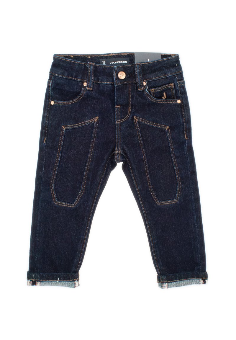 Jeans in denim blu scuro con orli risvoltati, bottone e rivetti in rame, design a cinque tasche e dettaglio di cuciture a contrasto. Etichetta della taglia visibile.