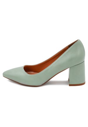 Décolleté in pelle verde menta con punta affilata, scollatura aperta e tacco a blocco robusto. L'interno presenta una fodera marrone. Texture liscia.