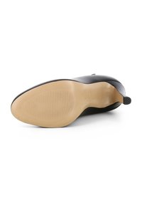 Scarpa nera con tacco alto, realizzata in pelle liscia. La suola è beige con scanalature orizzontali per una migliore aderenza. Punta tonda e design elegante.