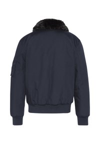 Chaqueta de bombardeo en color navy con un suave cuello negro de felpa, puños y dobladillo acanalados, y un bolsillo lateral en la manga izquierda. Textura de tela suave.