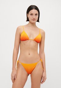 Bikini sett i gradientoransje, med en teksturert trekantet topp med justerbare stropper og matchende knytbare underdeler.