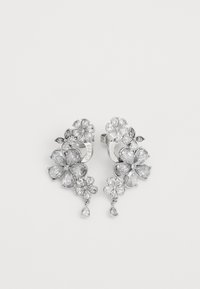 Orecchini floreali in argento con pietre chiare a forma di pera e rotonde, caratterizzati da intricati motivi a petalo e una finitura lucida.