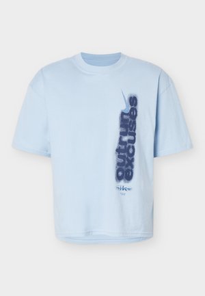 Ανοιχτό μπλε κοντομάνικο T-shirt με κατακόρυφο κείμενο "southern exposure" σε σκούρο μπλε και μικρό λογότυπο Nike ακριβώς από κάτω στη μπροστινή δεξιά πλευρά.