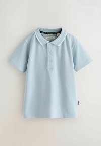 Jasnoniebieska koszulka polo z bawełny, z klasycznym kołnierzykiem, trzema guzikami i białymi akcentami wokół kołnierza. Logo z przodu.