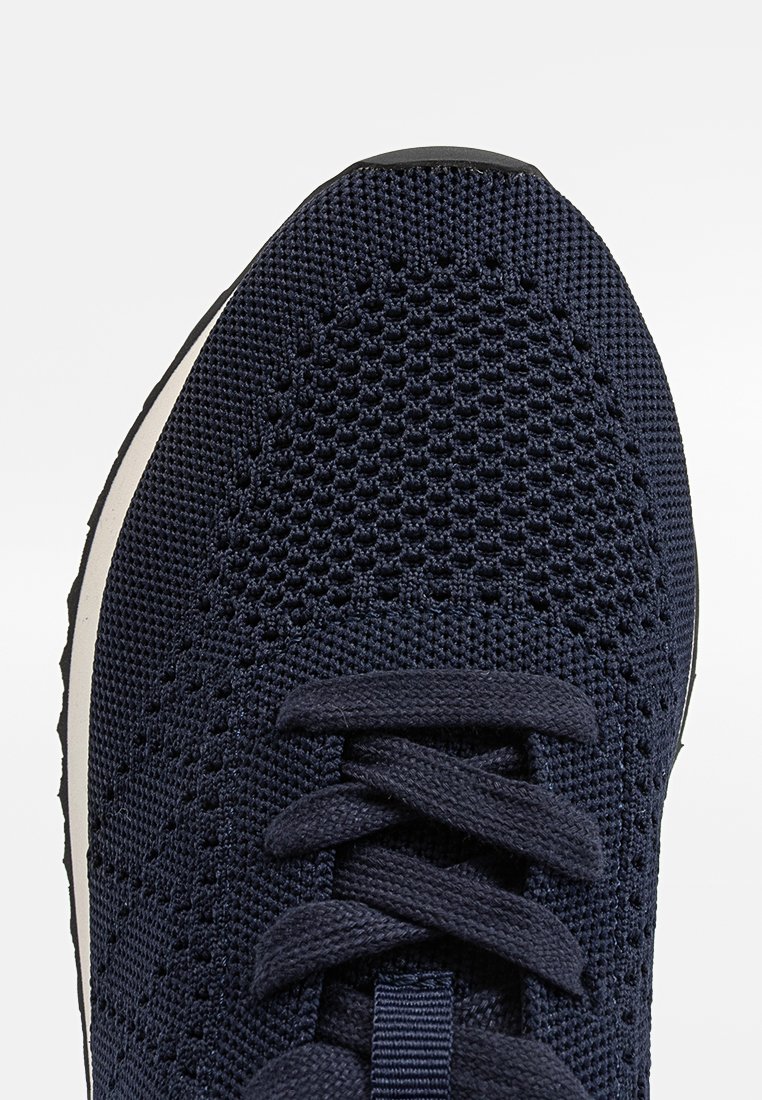 Navyblaue Mesh-Sneaker mit einer strukturierten Oberseite, abgerundetem Zeh und flachen Schnürsenkeln. Gummisohle mit leichter Dämpfung für Komfort.