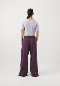 Champion EMOTIONAL DANCE WIDE LEG PANTS - Treniņtērpa apakšdaļas - purple