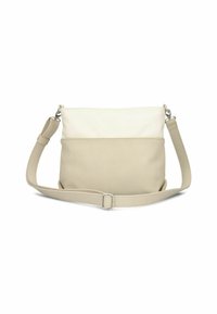 Bolso cruzado beige con acabado de cuero suave, sección superior en crema contrastante, correa ajustable y cierre de cremallera en la parte superior.
