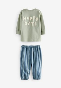 Grøn langærmet skjorte med teksten "HAPPY DAYS" i blødt hvidt. Blå stribede bukser med elastisk talje, blødt stof og indsnævrede ben.