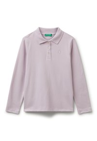 Lila Langarm-Polohemd mit drei Knöpfen, einem kleinen gestickten Logo auf der Brust und einem umgeschlagenen Kragen.