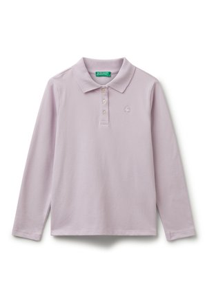 Lila Langarm-Polohemd mit drei Knöpfen, einem kleinen gestickten Logo auf der Brust und einem umgeschlagenen Kragen.