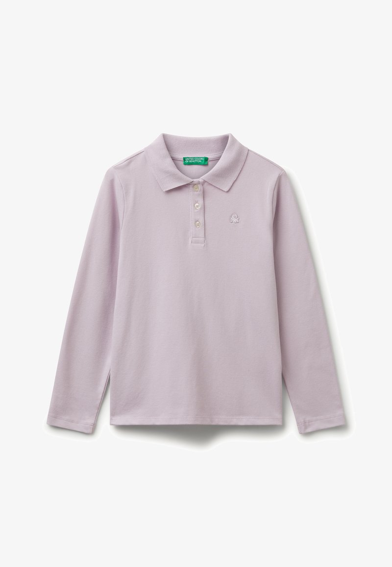 Lila Langarm-Polohemd mit drei Knöpfen, einem kleinen gestickten Logo auf der Brust und einem umgeschlagenen Kragen.