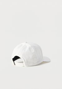 Λευκό καπέλο baseball από λείο ύφασμα, με καμπυλωτή γείσο και ρυθμιζόμενο λουράκι πίσω. Διαθέτει οπές αερισμού και καθαρό σχεδιασμό.