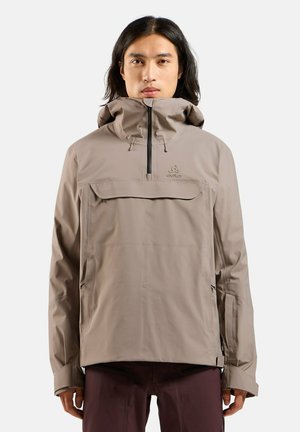 Beige wasserfeste Jacke mit hohem Kragen, Reißverschluss und Fronttasche; verfügt über eine verstellbare Kapuze und verstellbare Bündchen; glatte Textur.