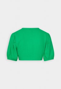 Haut court vert en tissu texturé. Il présente des manches courtes bouffantes et un col rond. La vue de dos montre une finition lisse sans ornements.