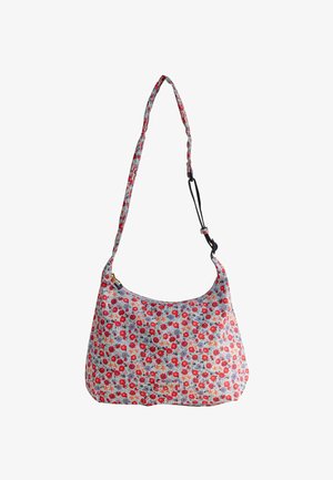 Geantă de umăr cu model floral pe un fundal albastru deschis. Are modele florale roșii și violete, exterior din nylon și o baretă reglabilă.