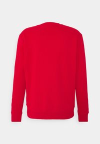 Sudadera roja con cuello redondo, mangas largas y dobladillo acanalado. Confeccionada en una tela suave, presenta una textura lisa y sin patrones visibles.