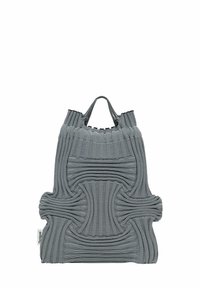 Szara torba typu tote z teksturowanymi, falistymi liniami oraz dwoma krótkimi uchwytami. Wykonana z elastycznego materiału, z wyraźnym wzorem w kształcie krzyża.