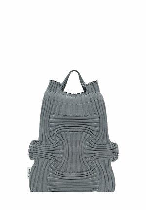 Geantă de umăr gri cu linii texturate și ondulate, având două mânere scurte. Fabricată dintr-un material flexibil, având un design distinct în formă de cruce.