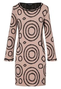 Vestido de punto con mangas largas y escote redondo. Presenta un fondo rosa claro con patrones circulares y en forma de diamante en negro. Bolsillos laterales visibles.