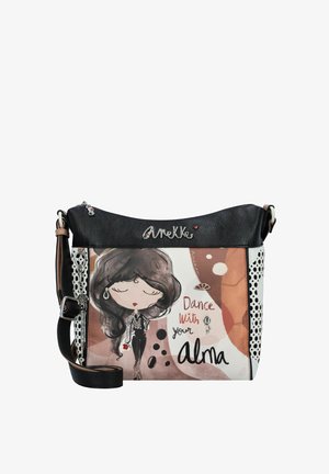 Sac à bandoulière noir et blanc avec une illustration imprimée, le texte « Danse avec ton Alma » et des accents en cuir noir texturé.