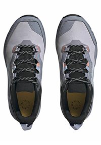 Graue Performance-Schuhe mit schwarzen Akzenten, oberen aus Mesh und synthetischem Material, stabilen Schnürsenkeln und strukturierten Sohlen. Besitzt eine Gummisohle für besseren Halt.