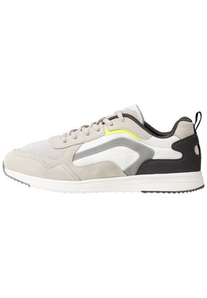Lässiger Sneaker mit niedrigem Schaft in Beige, Weiß, Grau und Schwarz mit Mesh-Obermaterial, Schnürverschluss, gelbem Akzent und Zuglasche an der Ferse.