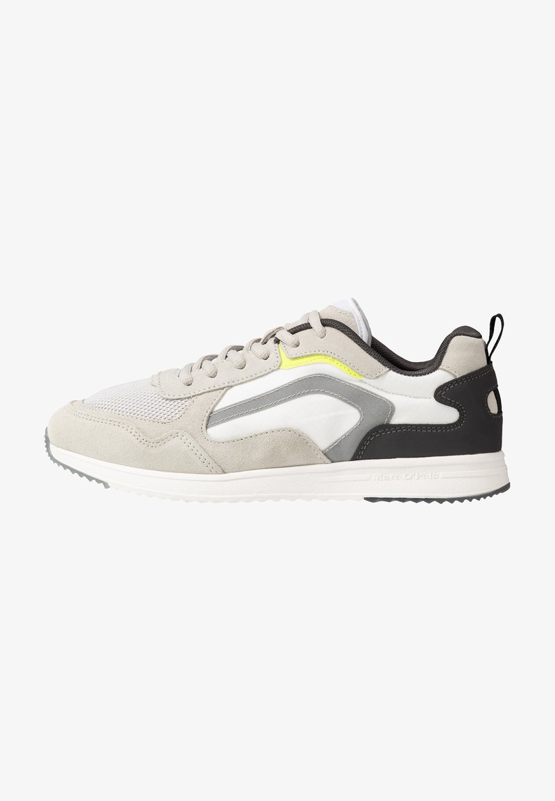 Baskets basses décontractées beige, blanc, gris et noir avec tige en mesh, fermeture à lacets, accent jaune et languette au talon.