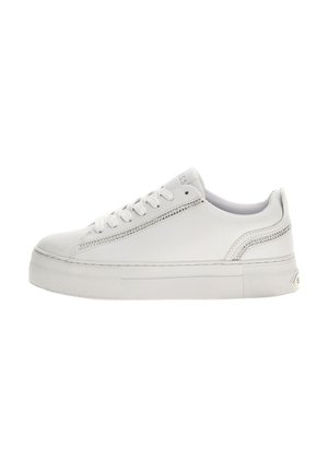Sneaker bianco in pelle con una finitura liscia, suola in gomma spessa e borchie decorative lungo il lato. Presenta lacci piatti e punta arrotondata.