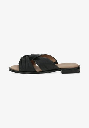 Sandal in pelle nera con design superiore annodato, suola piatta e una texture liscia e opaca con accenti hardware minimi.
