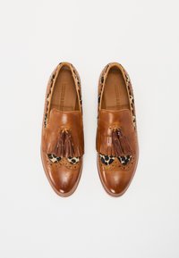 Pantofi din piele maronie, cu un design din material cu imprimeu de leopard, detalii decorative de tip brogue și accente cu franjuri. Finisaj neted cu vârful rotunjit.