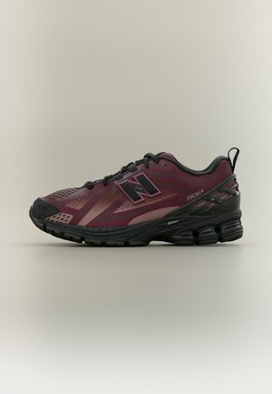 New Balance, U1906 UNISEX - Tenisky - cherry/black