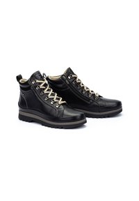 Bottines noires en cuir avec une finition texturée, lacets beiges, fermeture éclair sur le côté et semelles robustes pour une meilleure adhérence.
