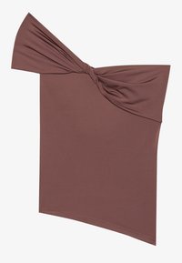Brun, vridd av-skulder topp i et glatt, elastisk stoff. Har et asymmetrisk design med en knute-detalj på den ene siden.