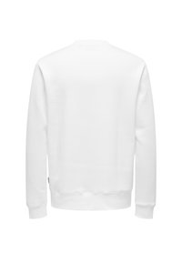 Felpa bianca con scollo a girocollo realizzata in tessuto morbido. Presenta maniche lunghe e polsini a coste. Design pulito e minimalista senza motivi aggiuntivi.